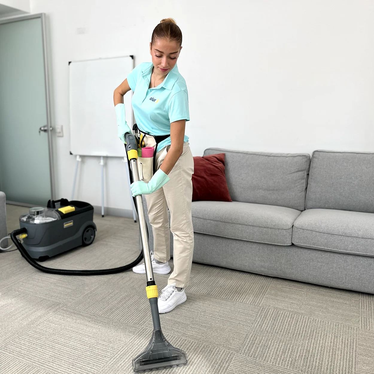 Yerinde ofis halı yıkama hizmeti, temizlikçi tarafından sprey ekstraksiyon makinesiyle veriliyor