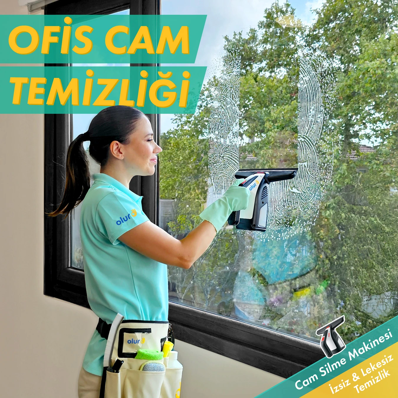 Temizlikçi, cam silme makinesi ile ofis cam temizliği yapıyor