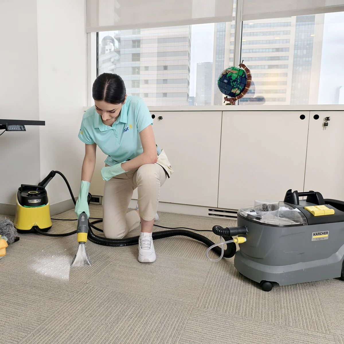 Olur temizlik personeli, İstanbul’da sprey ekstraksiyon makinesi ile ofis halı yıkama hizmeti veriyor