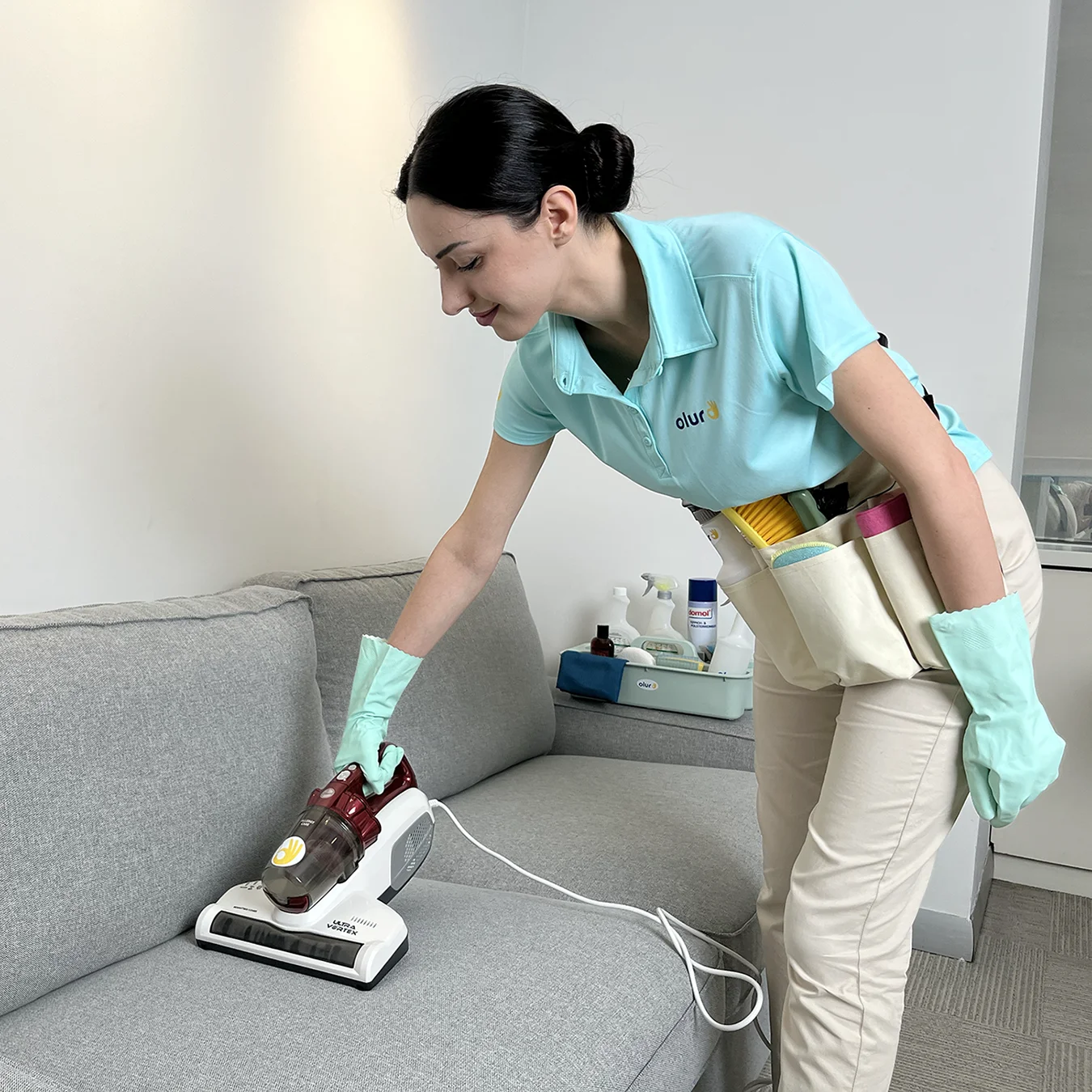 Ofis koltuk yıkama öncesinde koltuktaki kir, toz akarları ve kırıntılar UV-C ışınlı süpürgeyle vakumlanıyor