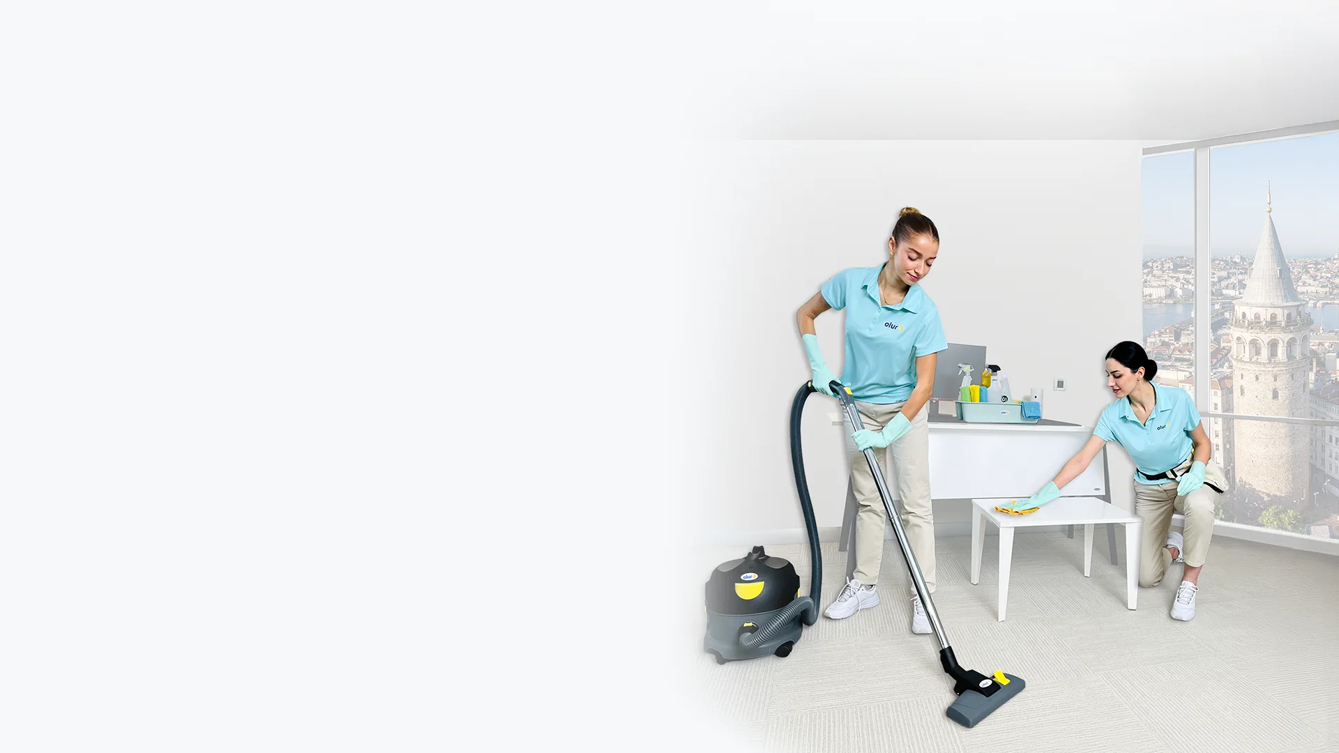 Olur profesyonel temizlik ekibi, İstanbul ofis temizliği kapsamında süpürme ve silme işlemleri gerçekleştiriyor